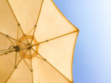 日傘の手入れは意外に簡単！素材別・自宅クリーニング方法を紹介